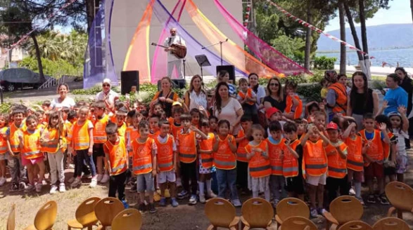 Köyceğiz’de Göl Manzaralı Çocuk Konseri: Minikler Sanatla Buluştu