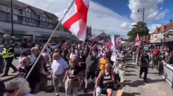 İngiltere’de Göçmen Karşıtı Protestolar Büyüyor: Müslüman Sığınmacılar ve Üçüncü Dünya Göçü Tepkiyle Karşılandı