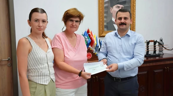 Köyceğiz’de “Evinin Sultanları Plajda” Turnuvası Başlıyor: Zafer Kupası Davetiyesi Kaymakam Mert Kumcu’ya Takdim Edildi