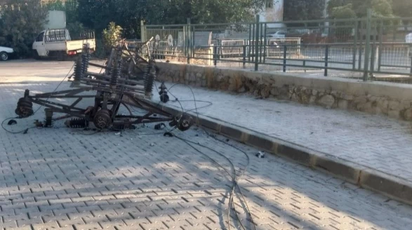 Milas’ta Kömür Kamyonu Elektrik Direğini Devrip Kaçtı: Facia Son Anda Önlendi