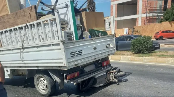 Bodrum Bitez’de Zincirleme Kaza: Kamyonetin Altına Girmemek İçin Motosikletten Atladı