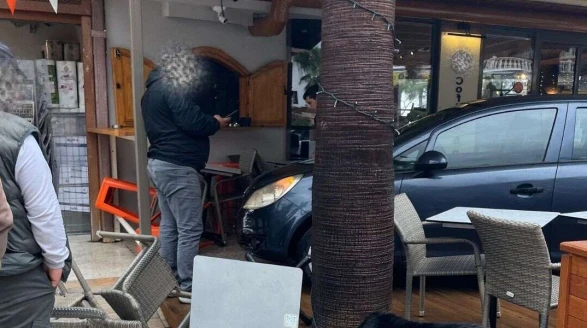 Akyaka’da Kontrolden Çıkan Araç Dükkâna Girdi