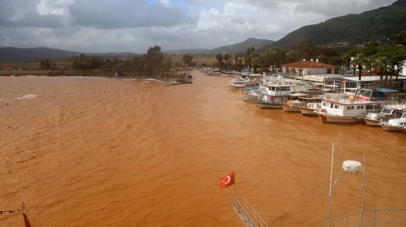 Akyaka’da Fırtına Ve Sağanak Etkisi: Deniz Kahverengiye Döndü