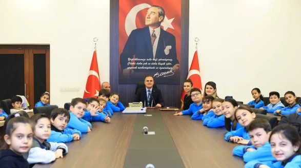 Vali Akbıyık'tan Çocuklara Sürpriz: O Sorulara Tek Tek Cevap Verdi!