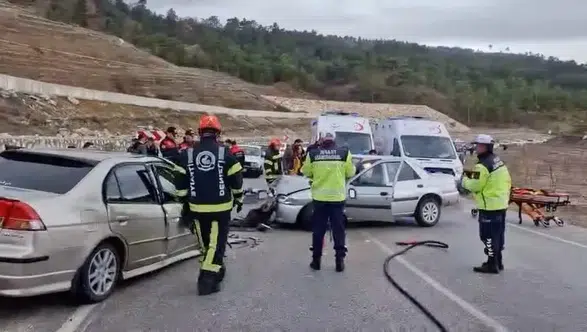 Bayramın İlk Gününde Feci Kaza: Araçta Sıkışan Yaralıyı Ekipler Kurtardı!