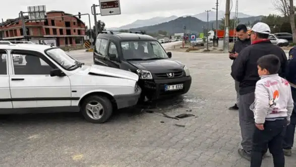 Seydikemer Dörtyol’da Korkutan Kaza: Maddi Hasar Oluştu!