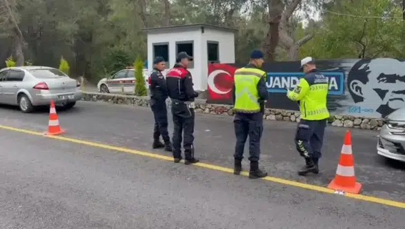 Fethiye’de Jandarmadan Bayram Mesaisi: Şeker ve Kolonya!