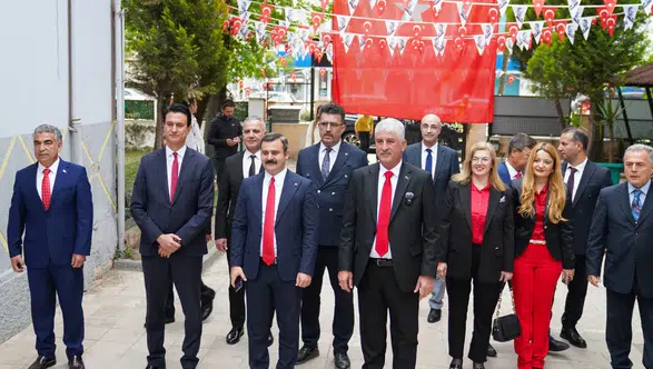 Köyceğiz’de 23 Nisan Gururu: Atatürk Anıtı’na Çelenk Sunuldu!