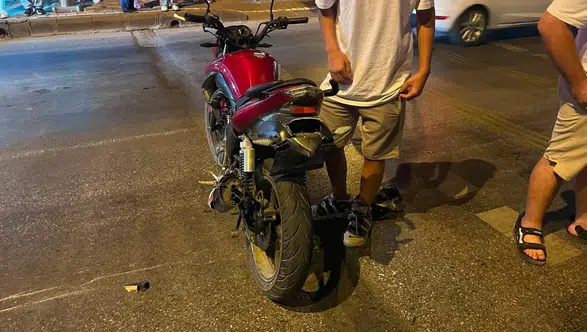 Kırmızı Işıkta Motosiklete Çarpan Sürücü Kayıplara Karıştı!