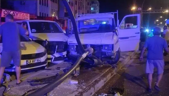 Yatağan Trafik Kazası: Atatürk Bulvarı'nda Araç Direğe Çarptı