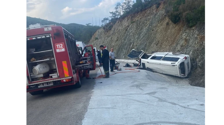 Fethiye İnlice Yolunda Kaza: Minibüs Takla Attı, Sürücü Ayağı Sıkışmış Halde Kurtarıldı