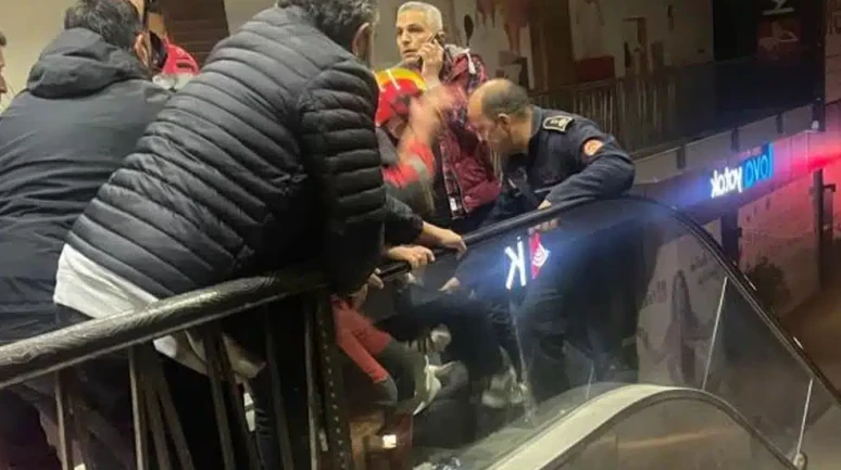 Menteşe’de AVM’de Kaza: Çocuğun Eli Yürüyen Merdivene Sıkıştı