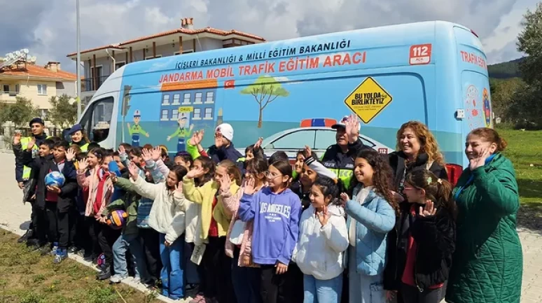 Ula’da Minik Öğrencilere Trafik Bilinci Aşılandı: Jandarma Eşliğinde Uygulamalı Eğitim