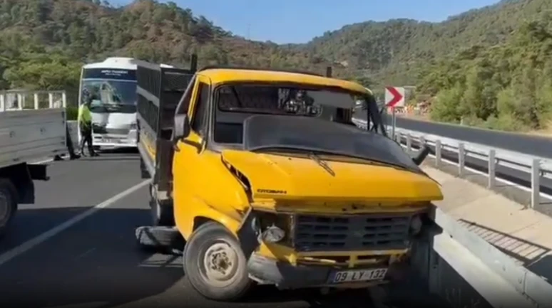 Köyceğiz ile Ortaca Girişinde Minibüs ile Pikap Çarpıştı: Mehmet Acar ve Gülfizar Acar Yaralandı