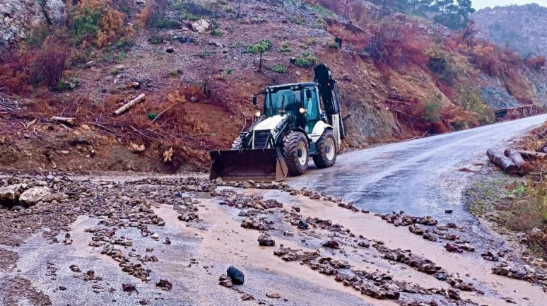 Köyceğiz’de Sel ve Yağmur Yolları Kapattı: Çayhisar ve Yayla’da Çalışmalar Sürüyor