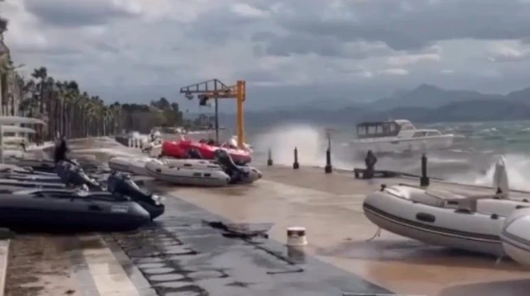 Köyceğiz Gölü yine 'Deniz' oldu: 100 metre mesafedeki evler risk altında!