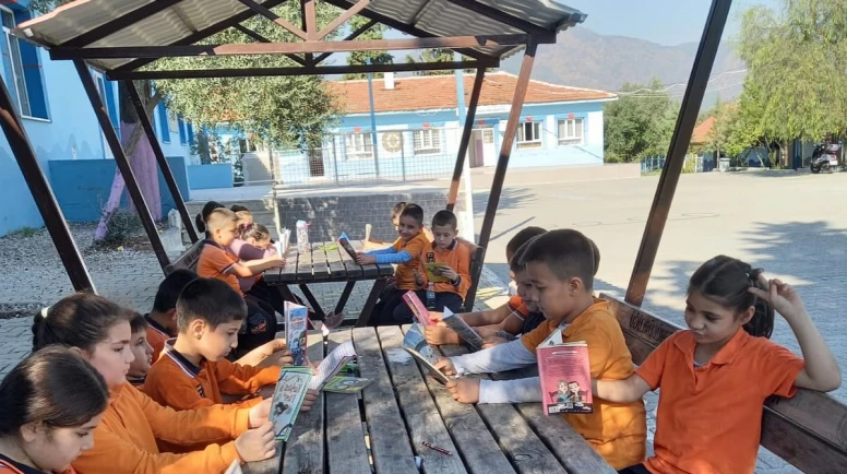 Zeytinalanı Şeyh İlk/Ortaokulu’nda Kitap Etkinliği: Çardaklar Yıpranmış, Miniklere Yeni Alan Gerekli