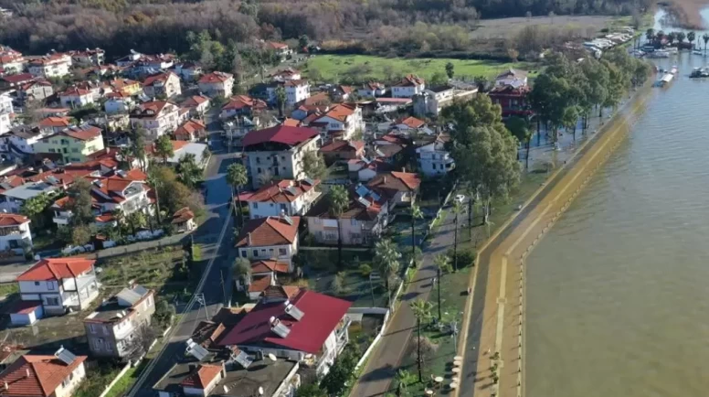 Köyceğiz'de Sağanak Sel: Dereler Taşarken Göl'ün Rengini Değiştirdi