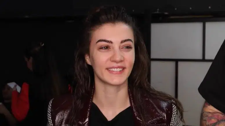 Burcu Özberk’ten Yurt Dışı ve Makyaj Yorumlarına Duygusal Yanıt: “Biz de insanız sonuçta”