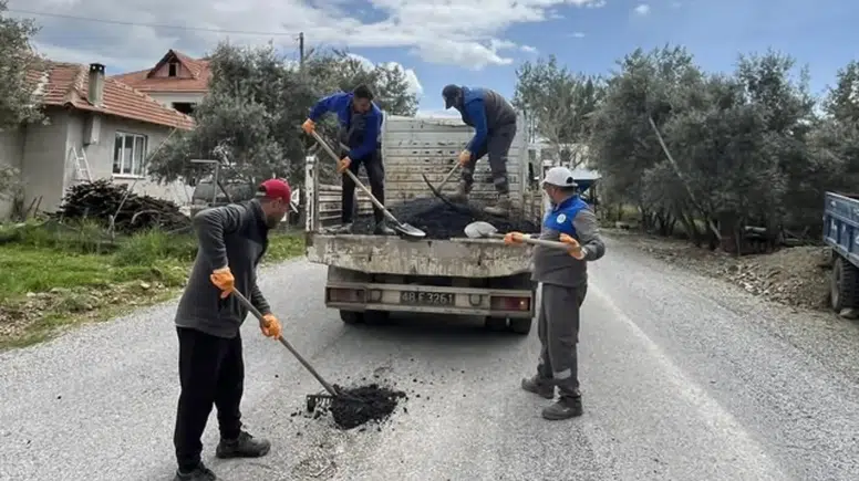 Köyceğiz Pınar’da Yol Mesaisi: Çukurlar Tek Tek Onarıldı!