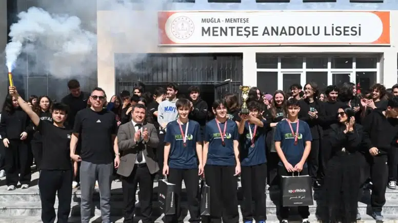 Türkiye üçüncüsü olan öğrencilere okulda coşkulu karşılama