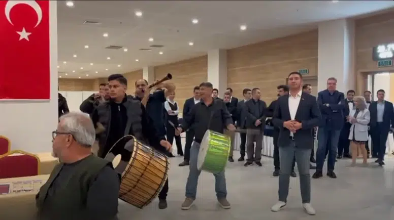 Muğla Büyükşehir’de Zam Şöleni: İşçiler Davul Zurnayla Kutladı!