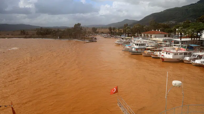 Akyaka’da Fırtına Ve Sağanak Etkisi: Deniz Kahverengiye Döndü