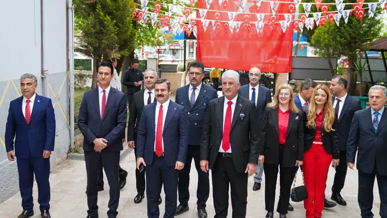 Köyceğiz’de 23 Nisan Gururu: Atatürk Anıtı’na Çelenk Sunuldu!