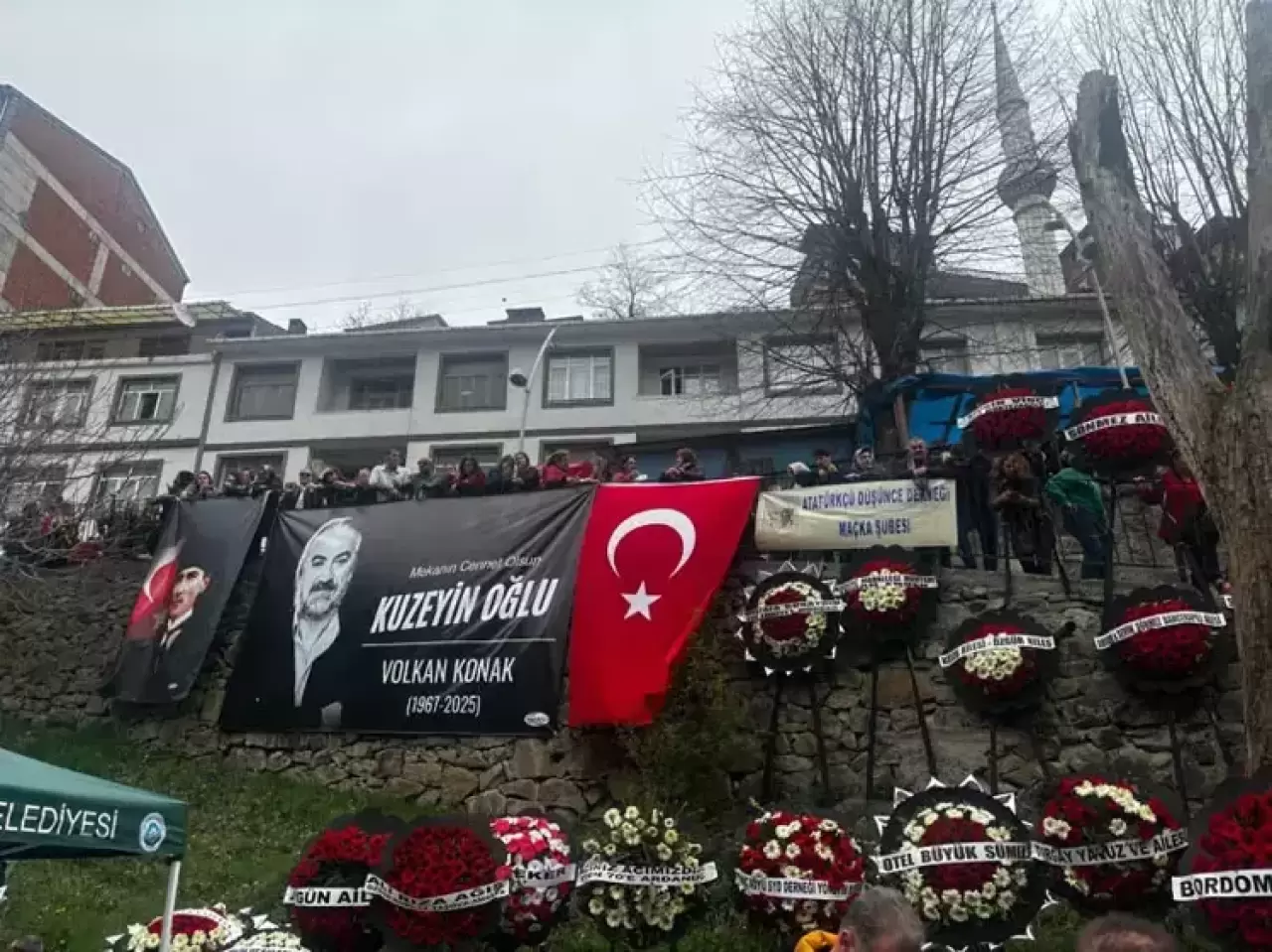 Volkan Konak’ın Mezarı Nerede? Usta Sanatçı Trabzon’da Toprağa Verildi 1