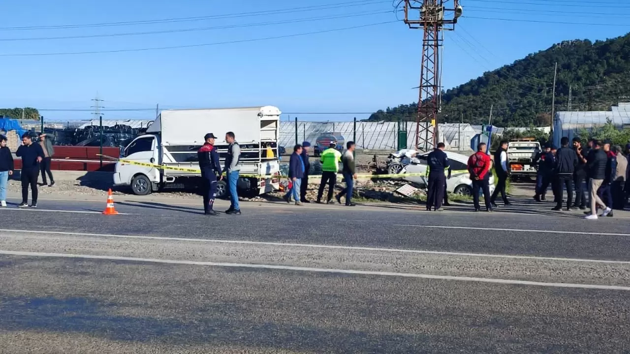 Mersin Bozyazı’da Feci Kaza: Kamyonet ile Otomobil Çarpıştı, 1 Ölü 5 Yaralı 1