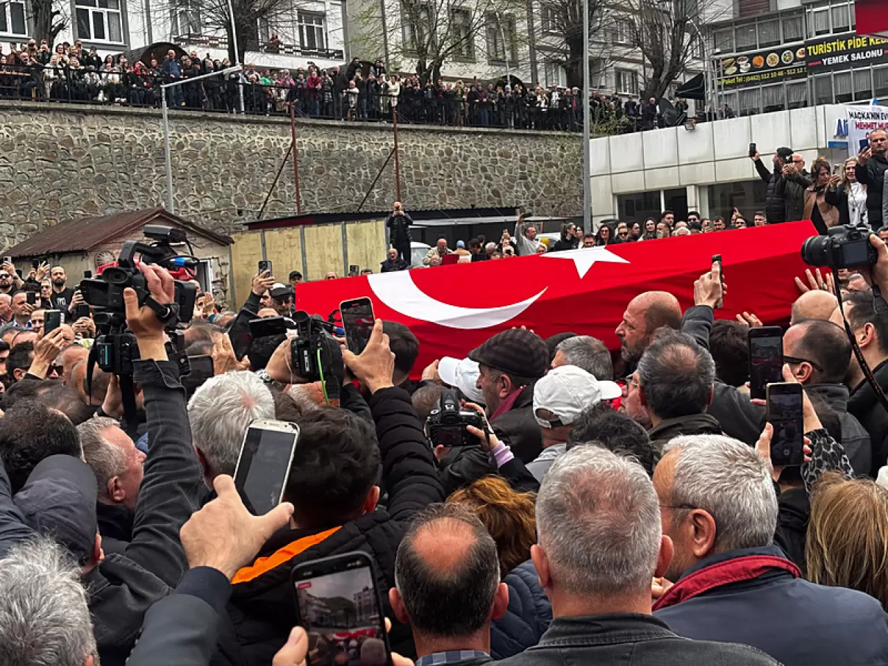 Volkan Konak’ın Mezarı Nerede? Usta Sanatçı Trabzon’da Toprağa Verildi 2