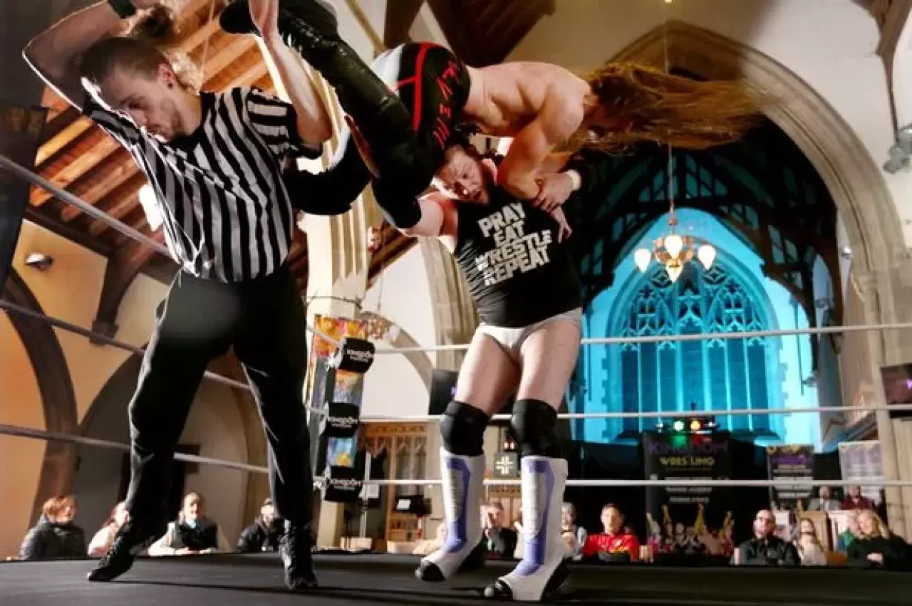 Bu Kilisede Din Değiştirene Güreş Serbest 2