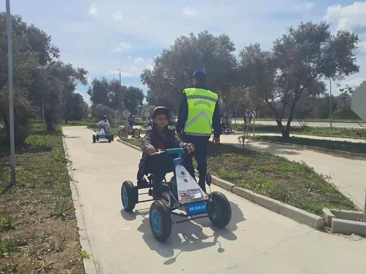 Ula’da Minik Öğrencilere Trafik Bilinci Aşılandı: Jandarma Eşliğinde Uygulamalı Eğitim 4