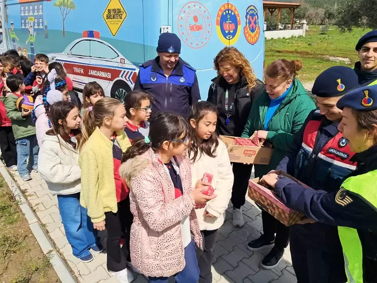 Ula’da Minik Öğrencilere Trafik Bilinci Aşılandı: Jandarma Eşliğinde Uygulamalı Eğitim 2