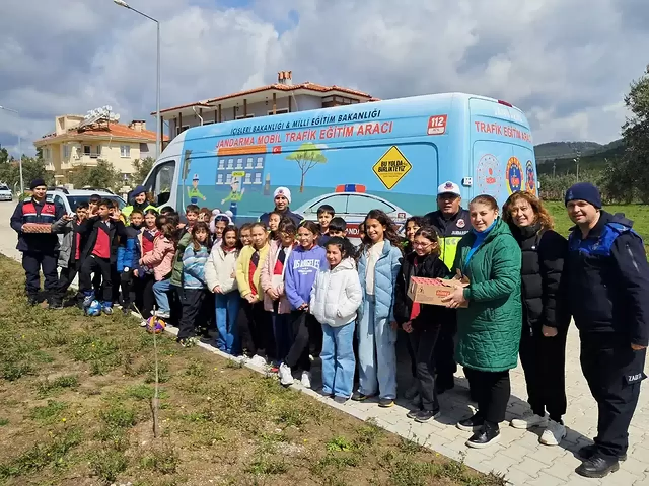 Ula’da Minik Öğrencilere Trafik Bilinci Aşılandı: Jandarma Eşliğinde Uygulamalı Eğitim 5