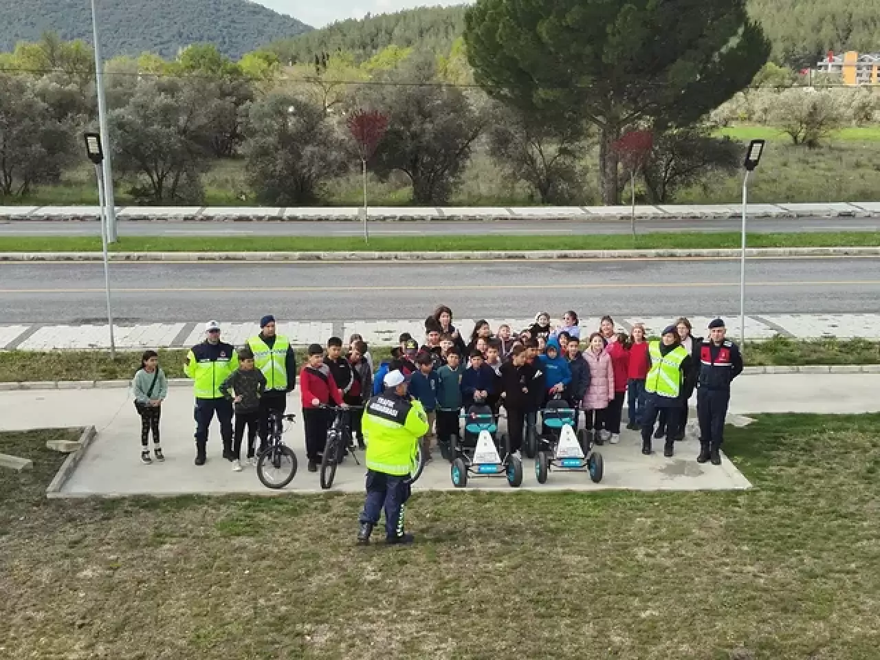 Ula’da Minik Öğrencilere Trafik Bilinci Aşılandı: Jandarma Eşliğinde Uygulamalı Eğitim 1