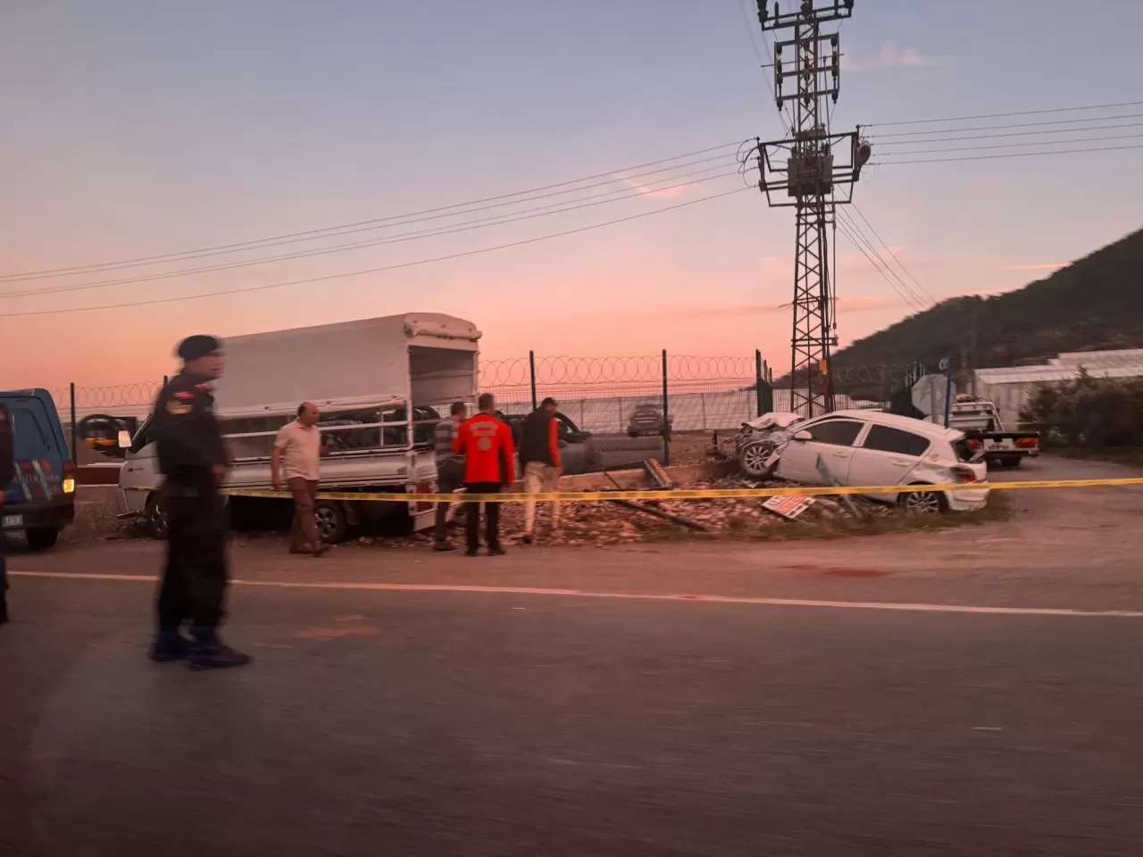 Mersin Bozyazı’da Feci Kaza: Kamyonet ile Otomobil Çarpıştı, 1 Ölü 5 Yaralı 2