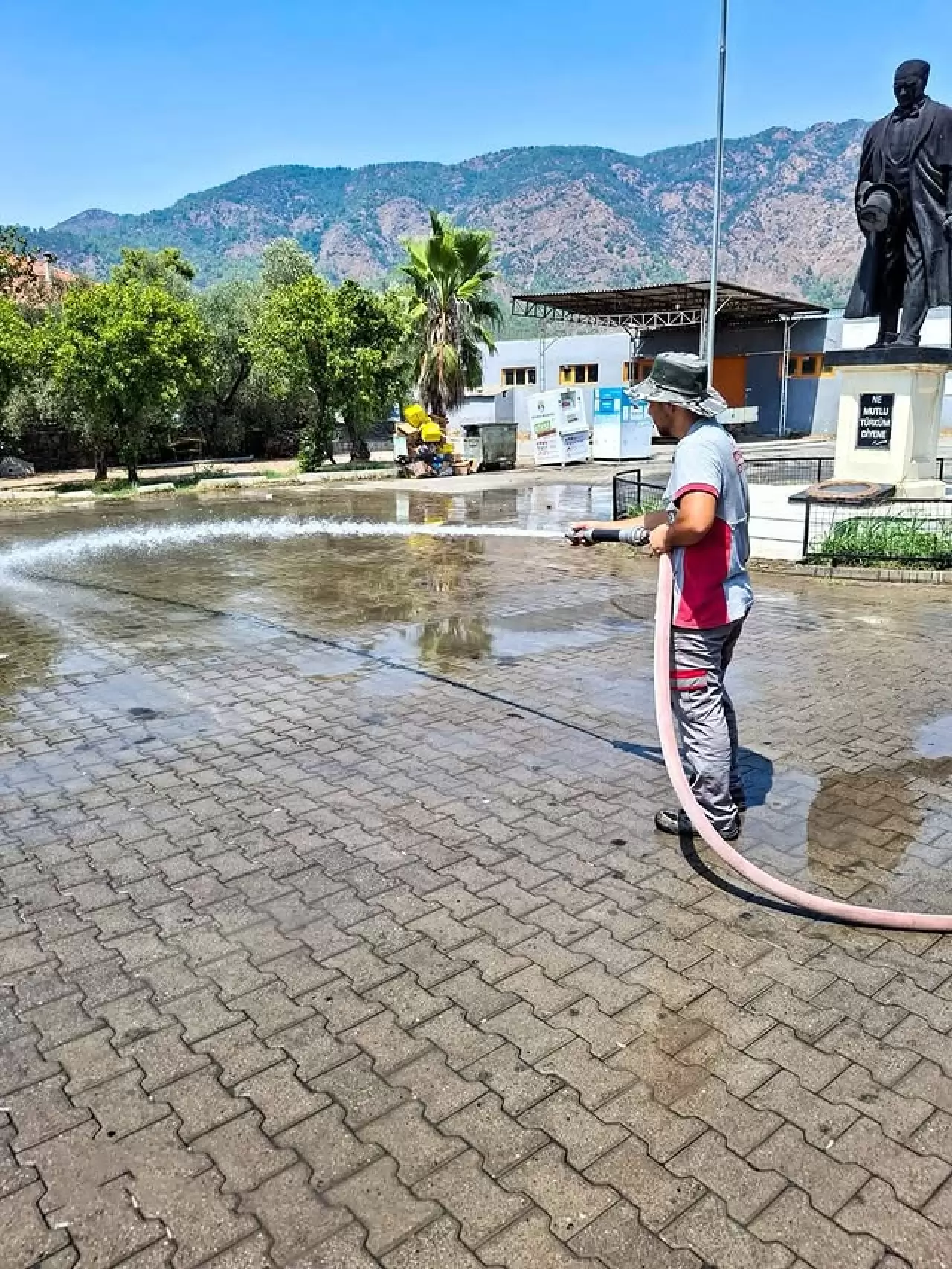 Köyceğiz’de Temizlik Seferberliği! Belediye Ekipleri Sahada, Halk Duyarlılık Çağrısı Yapıyor 2