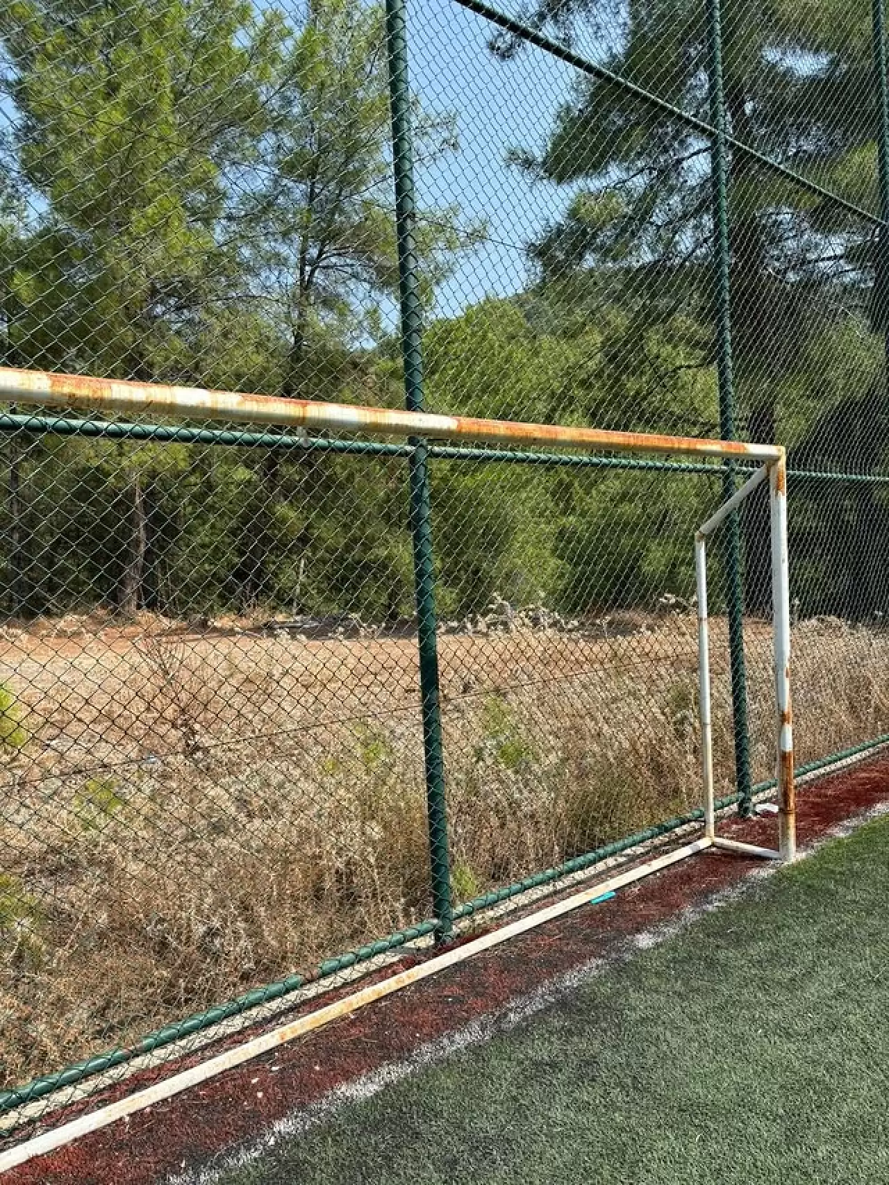 Köyceğiz Ekincik Mahallesi’nde Halı Saha ve İlkokul Yenilendi! Fen İşleri Müdürlüğü’nden Güvenli Oyun Alanları Hamlesi 4