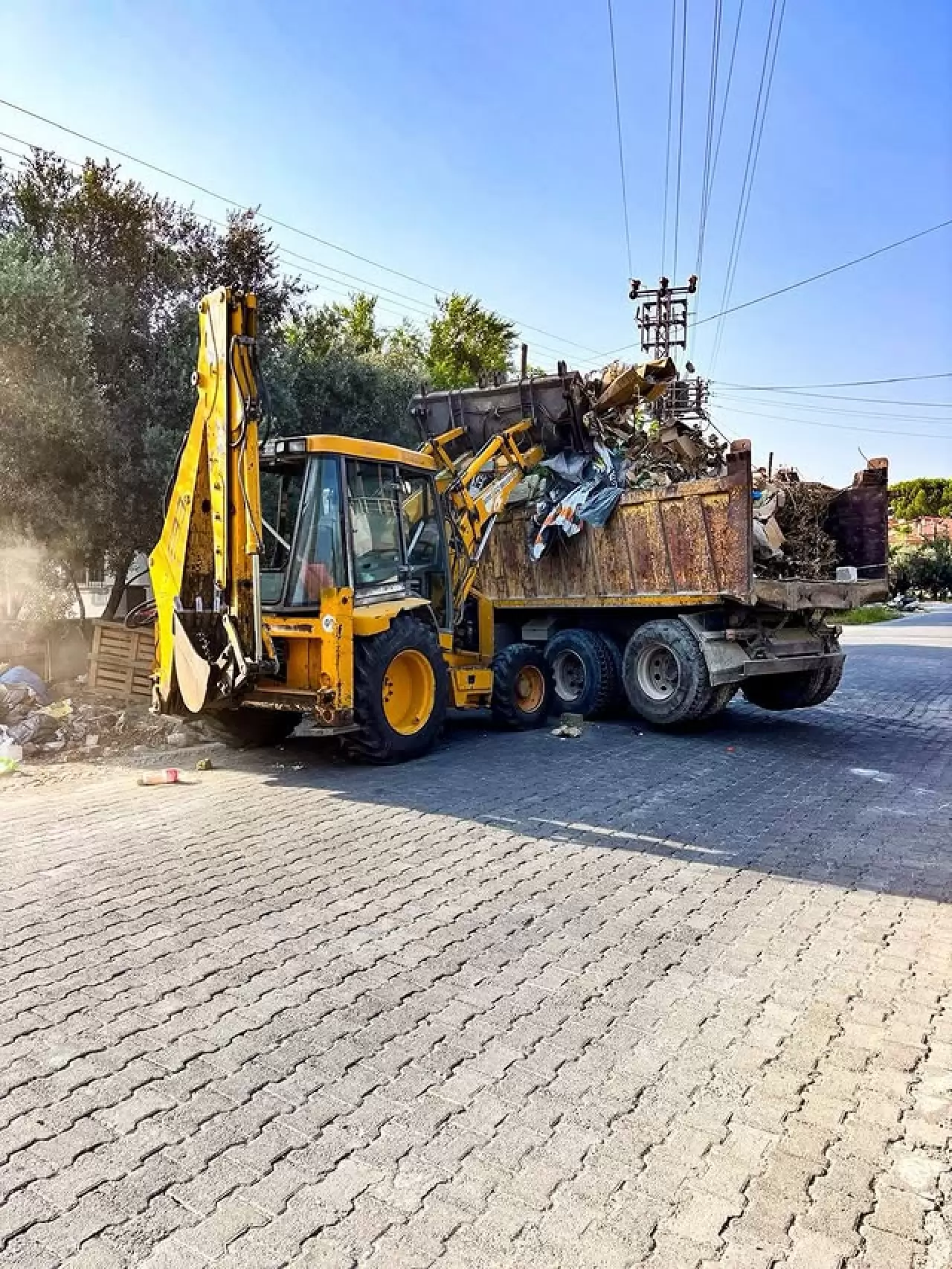 Köyceğiz’de Temizlik Seferberliği! Belediye Ekipleri Sahada, Halk Duyarlılık Çağrısı Yapıyor 1