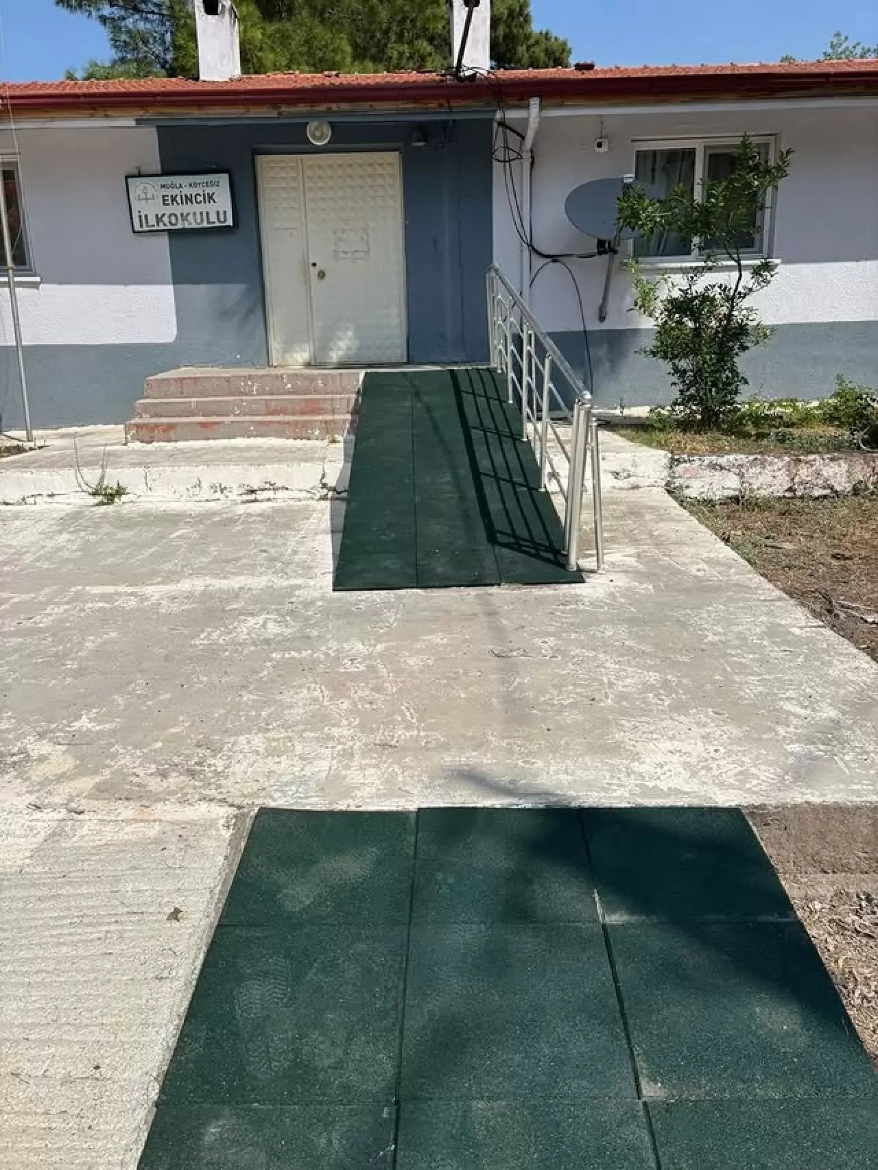 Köyceğiz Ekincik Mahallesi’nde Halı Saha ve İlkokul Yenilendi! Fen İşleri Müdürlüğü’nden Güvenli Oyun Alanları Hamlesi 2