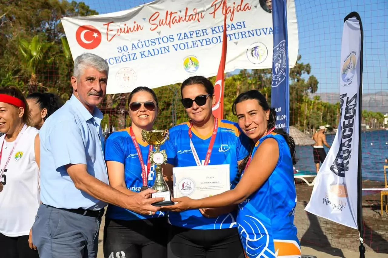 Köyceğiz Delta Plajı’nda Zafer Kupası Coşkusu: Kadına Şiddetle Mücadele Temalı Veteran Voleybol Turnuvası Tamamlandı 4