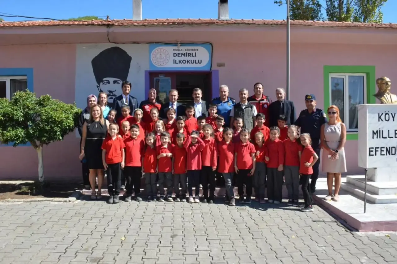 Köyceğiz Kaymakamı Mert Kumcu Akköprü Demirli İlkokulu’nda Öğrencilerle Buluştu 6