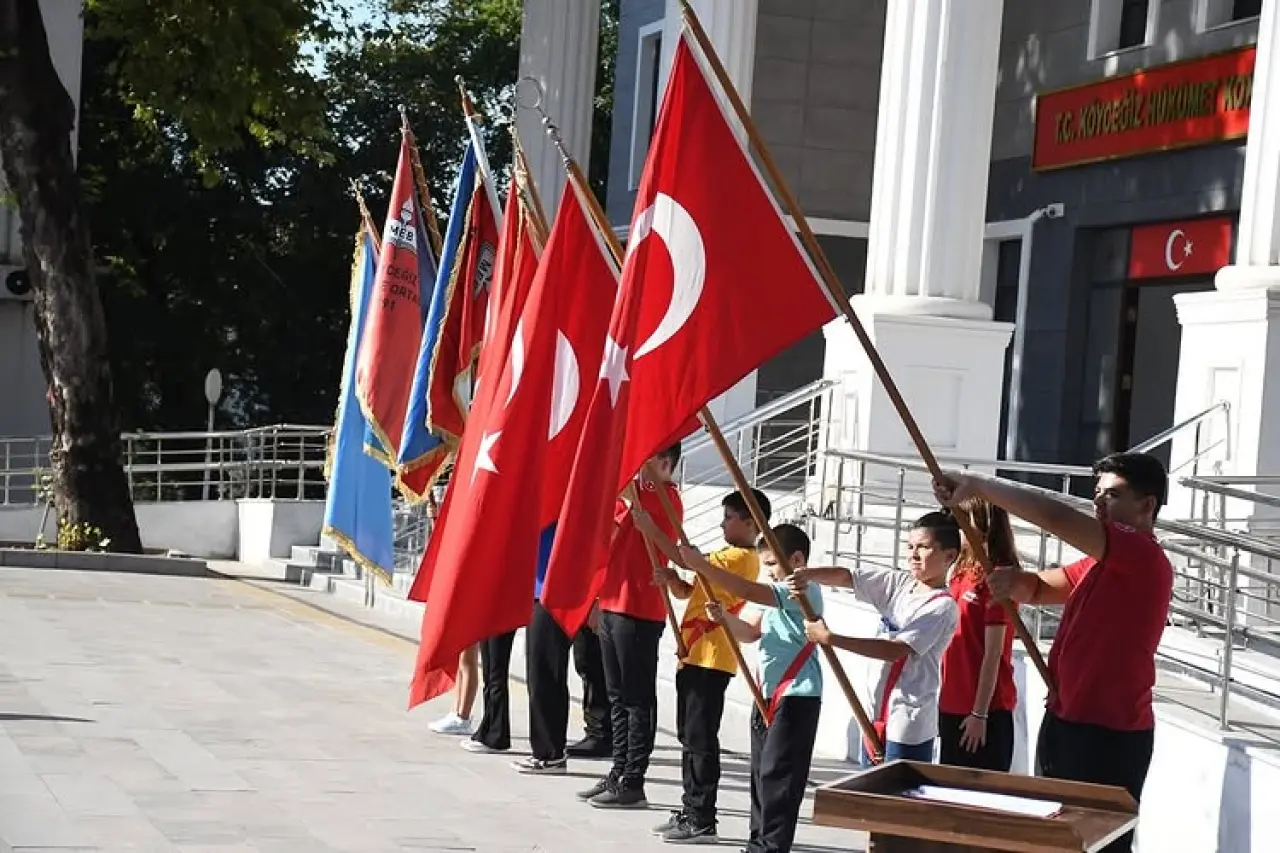 Köyceğiz’de 2025–2026 Eğitim-Öğretim Yılı Çelenk Sunma Töreni Gerçekleştirildi 1