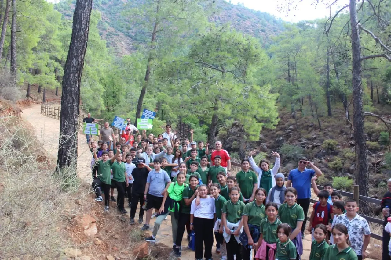 Köyceğiz’de Yeşil Vatan ve Dünya Yürüyüş Günü Kutlandı: Öğrenciler Doğa İçin Yürüdü 1
