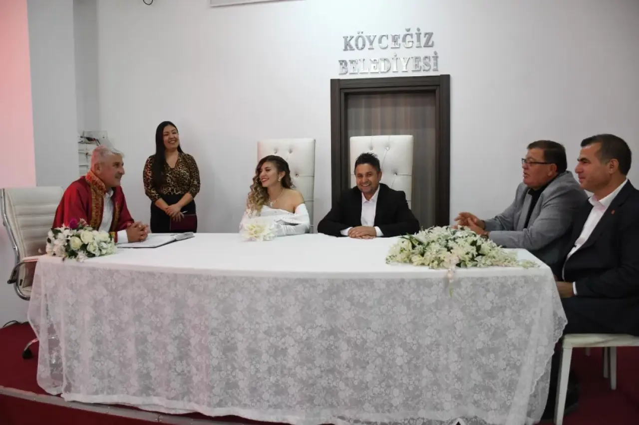 Pınar Mahallesi Muhtarı Ömer Ali Kanat Evlendi: Nikâhı Başkan Ali Erdoğan Kıydı 2