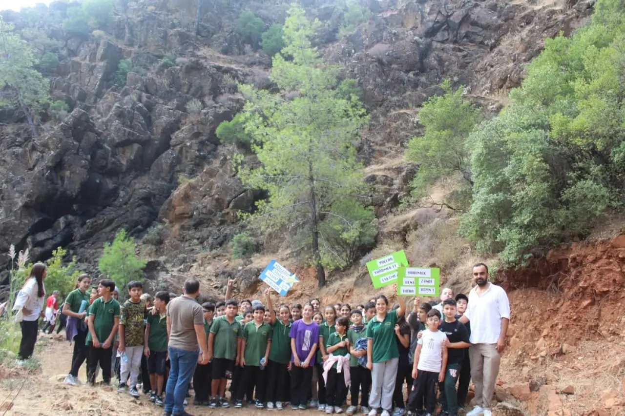 Köyceğiz’de Yeşil Vatan ve Dünya Yürüyüş Günü Kutlandı: Öğrenciler Doğa İçin Yürüdü 2