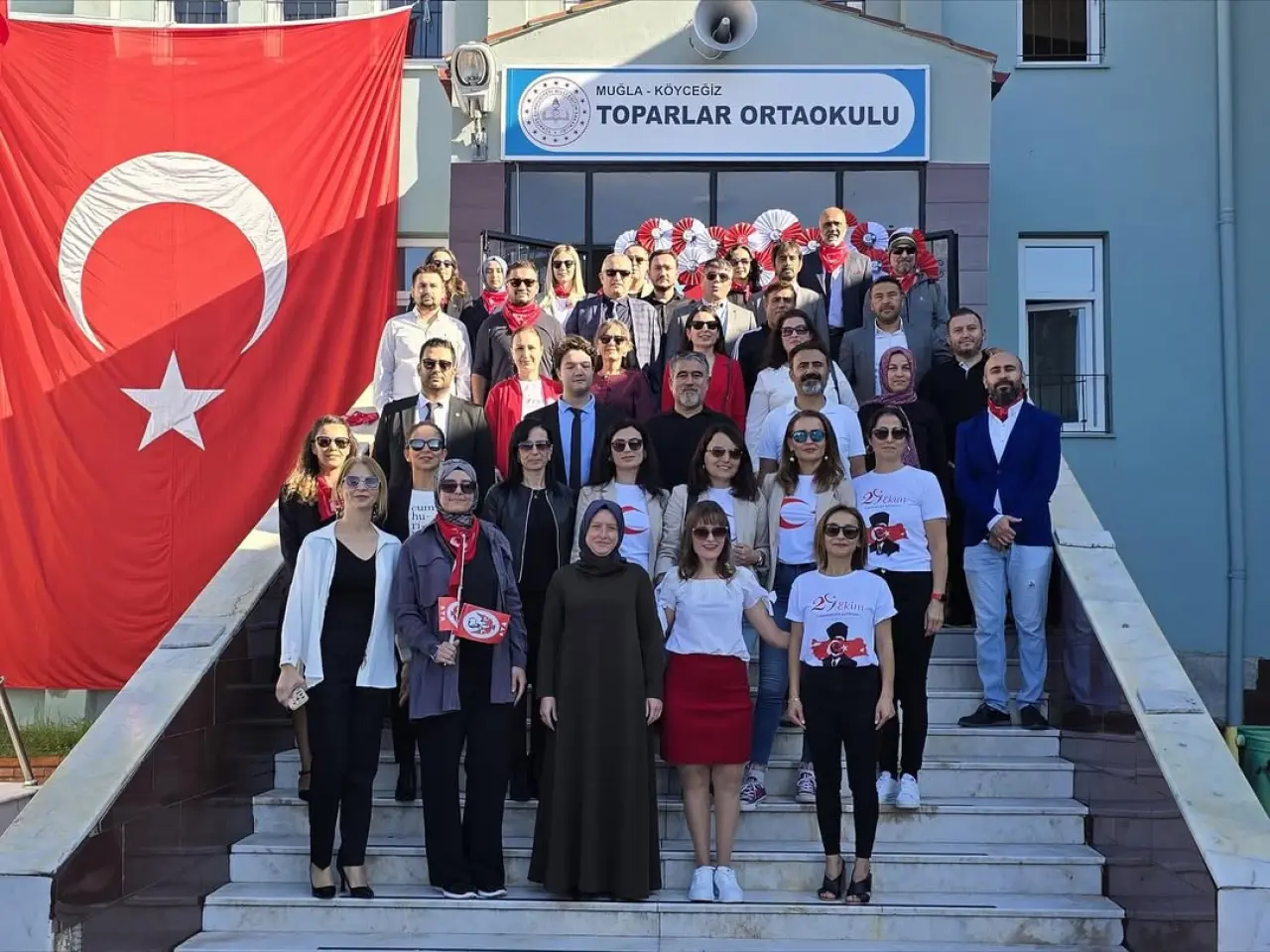Toparlar’da Cumhuriyetin 102 Yılı Kutlandı İlkokul ve Ortaokul Öğrencileri Ortak Program Hazırladı 4
