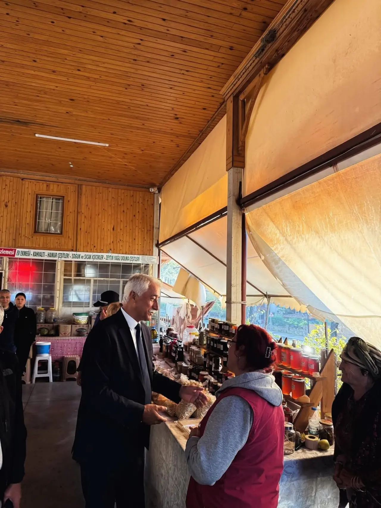 Ula Belediye Başkanı Mehmet Caner Akyaka Pazaryerinde Esnafla Buluştu 2
