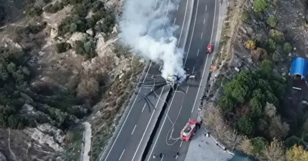 Yatağan'da Tır Alev Alev Yandı: Araç Kullanılamaz Hale Geldi! 4